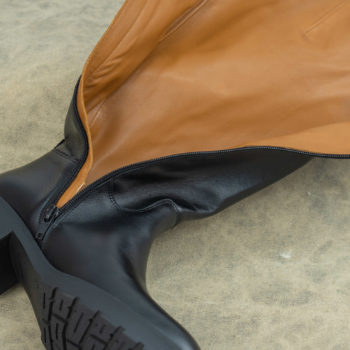 botas negras altas piel caña ancha piso de goma